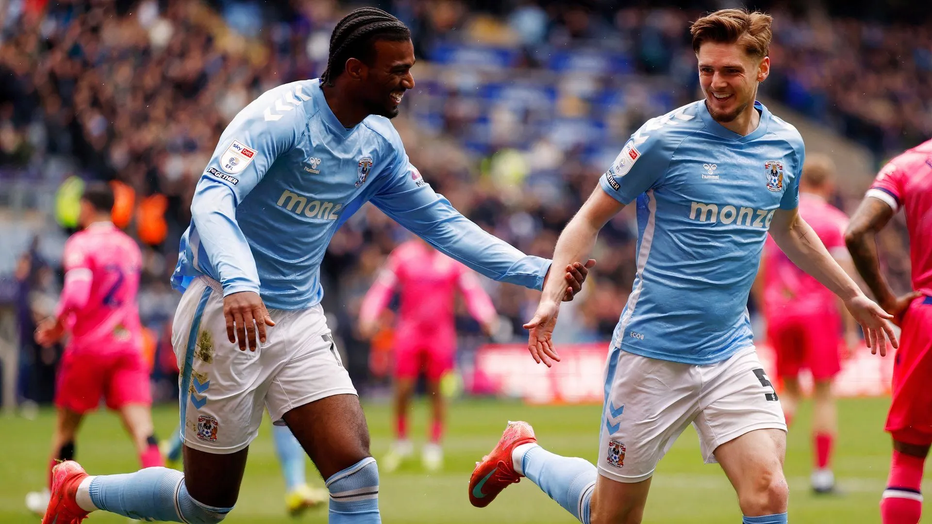 Haji Wright đang thi đấu cho Coventry City cùng đồng đội Jack Rudoni trên sân cỏ Championship