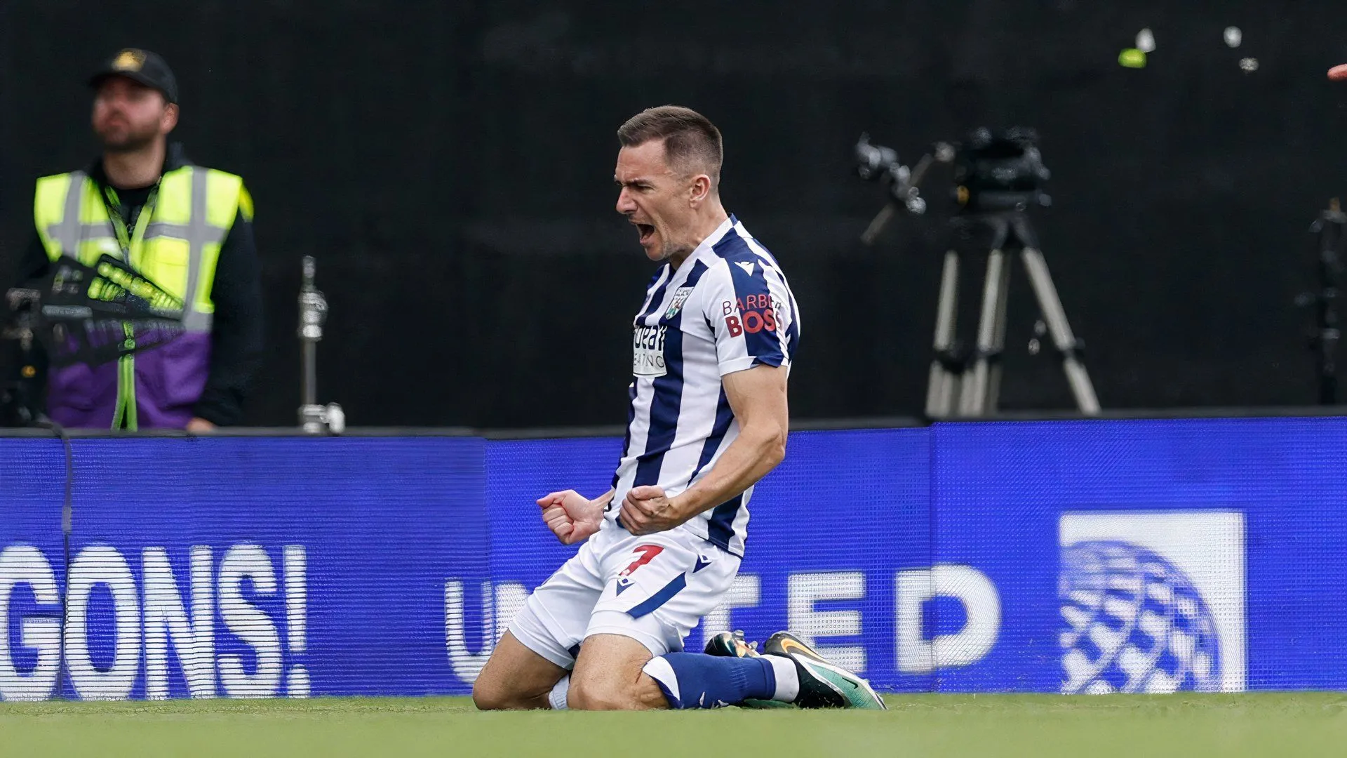 Jed Wallace của West Brom ăn mừng bàn thắng, nhưng sẽ vắng mặt do chấn thương