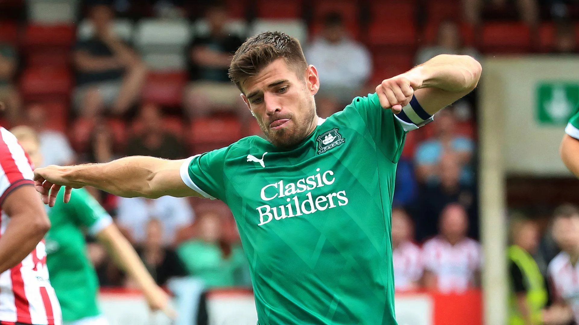 Joe Edwards, hậu vệ chủ chốt của Plymouth Argyle