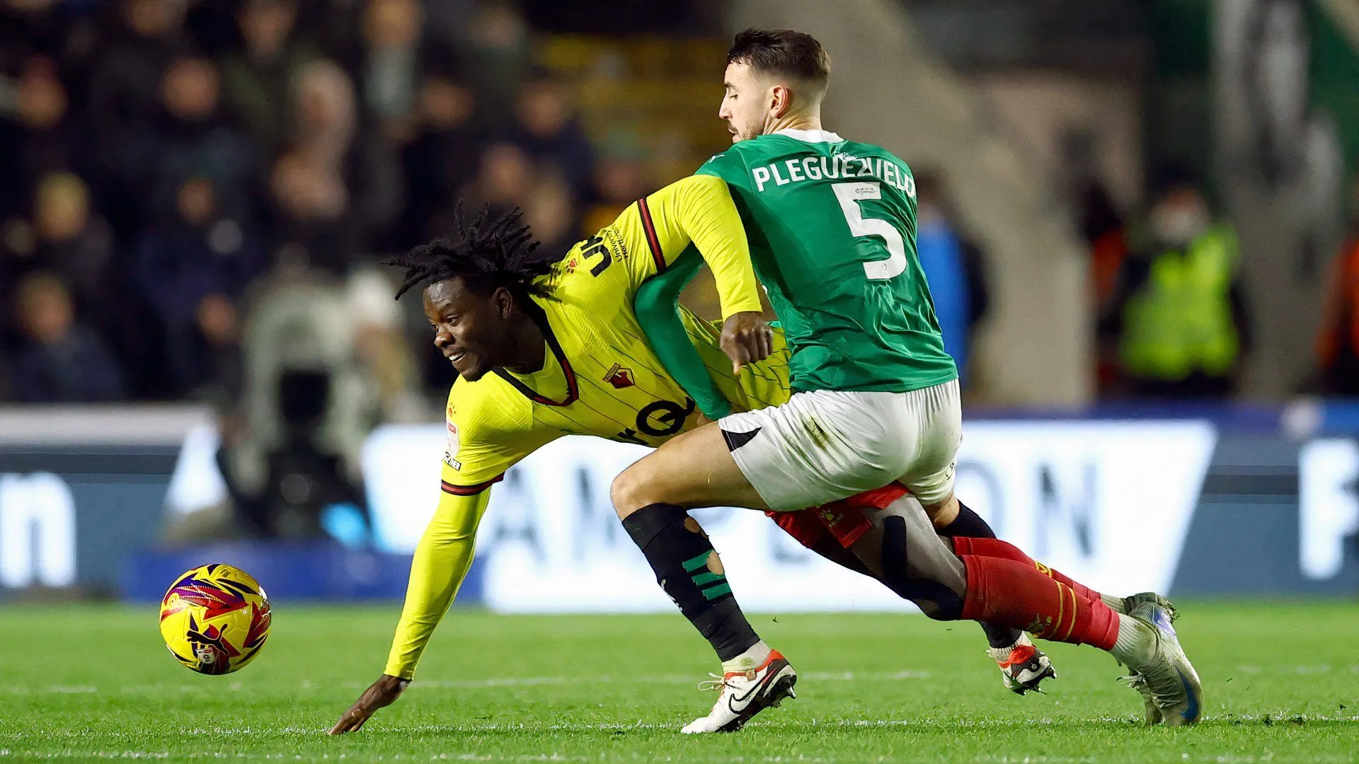 Julio Pleguezuelo, hậu vệ phòng ngự của Plymouth Argyle