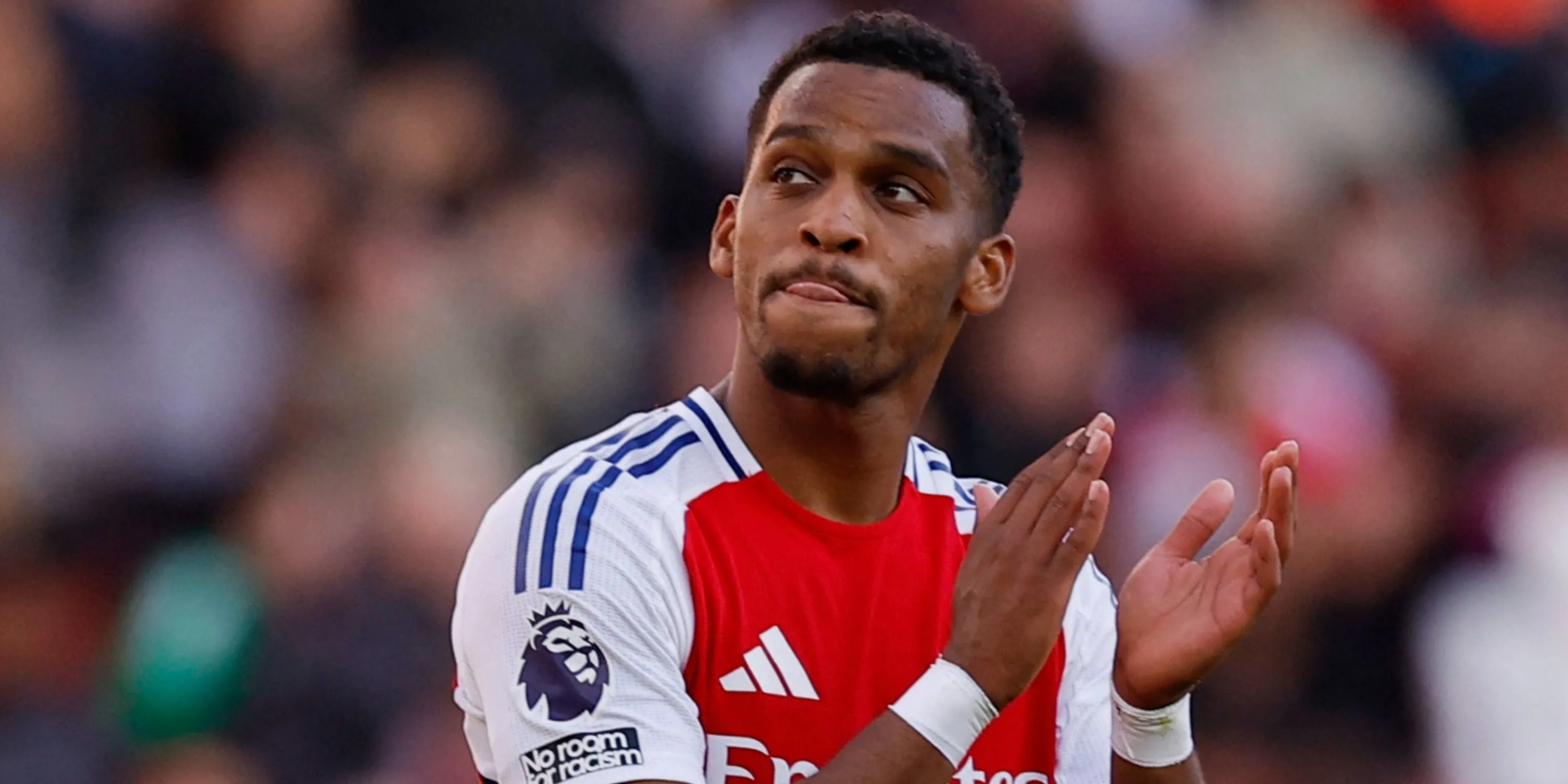 Jurrien Timber chạy bóng trên cánh phải cho Arsenal