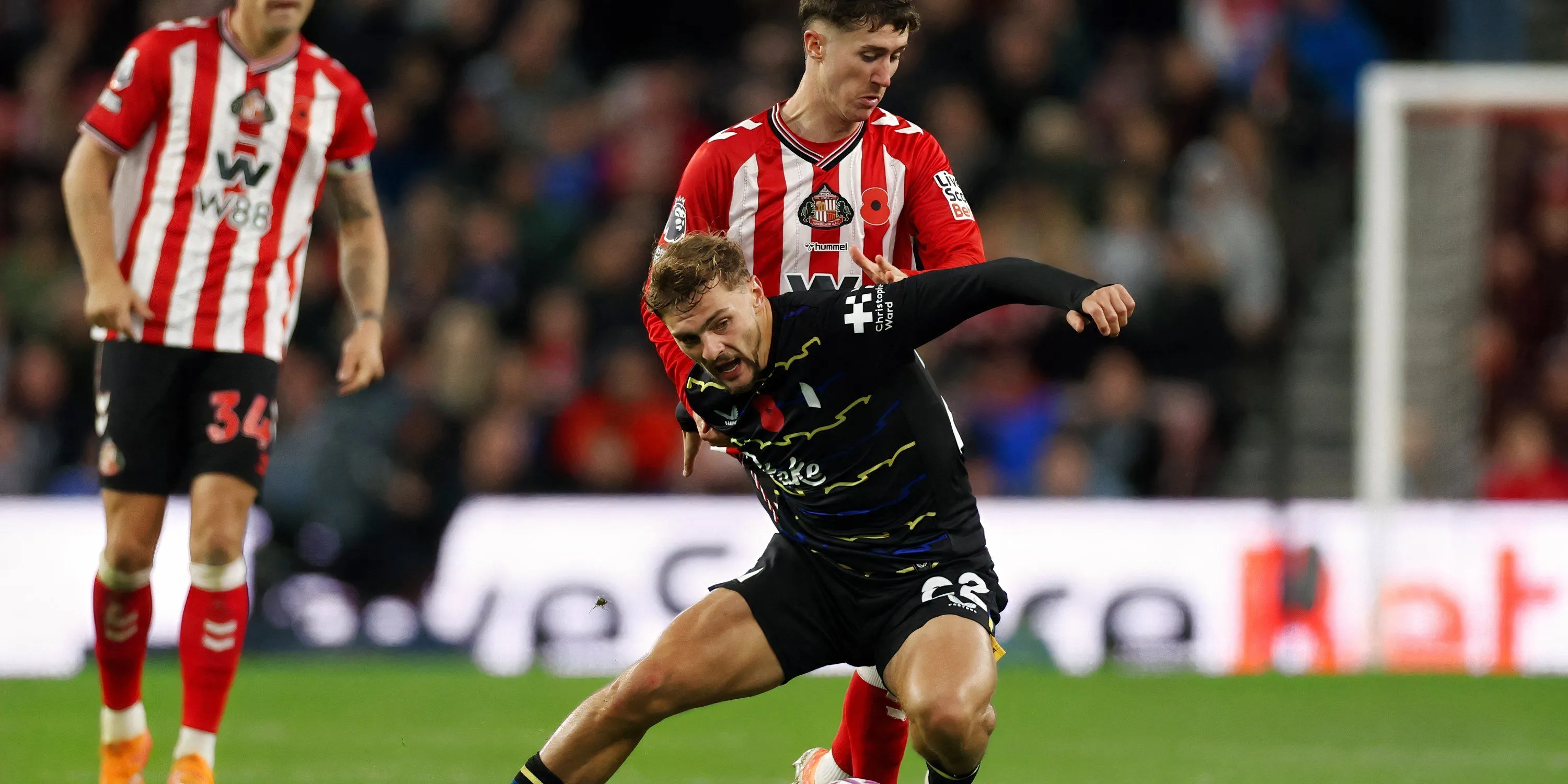 Kiernan Dewsbury-Hall trong hành động cho Everton tại Stadium of Light