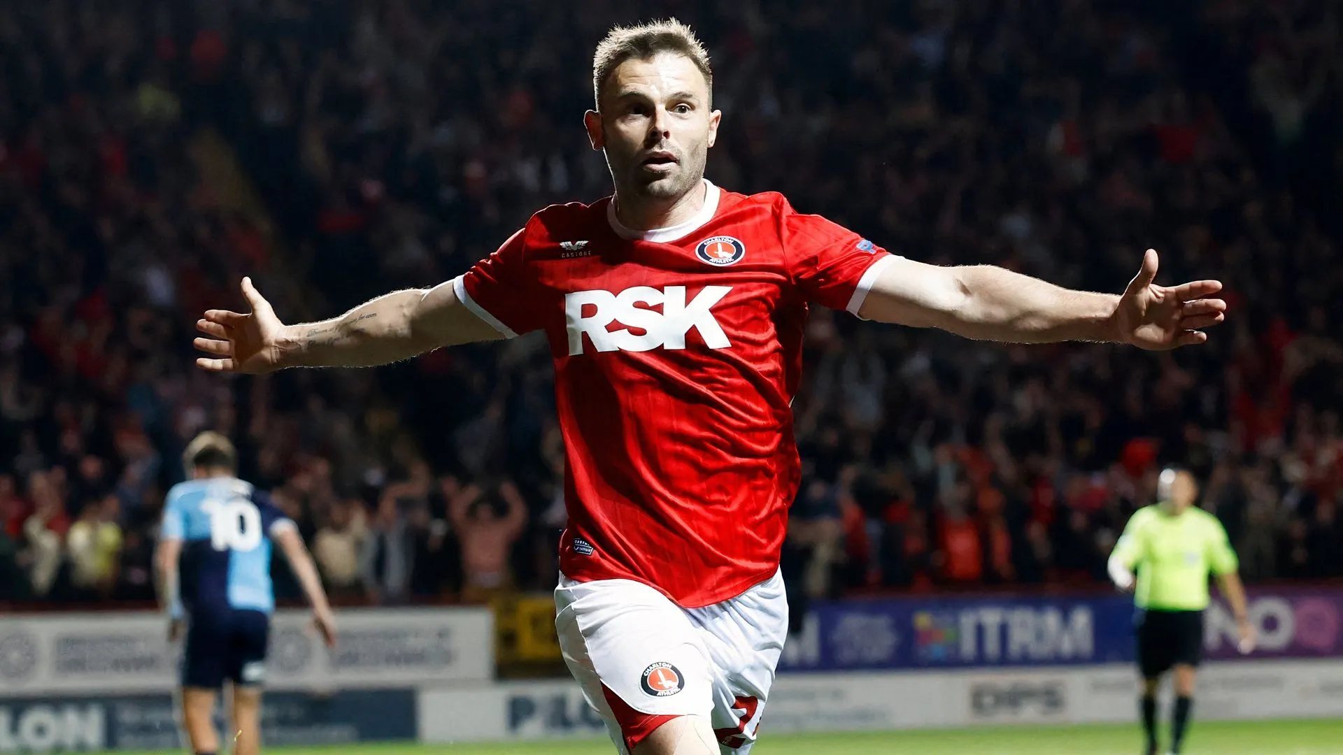 Matt Godden trong trang phục Charlton Athletic, người ghi 18 bàn giúp đội thăng hạng