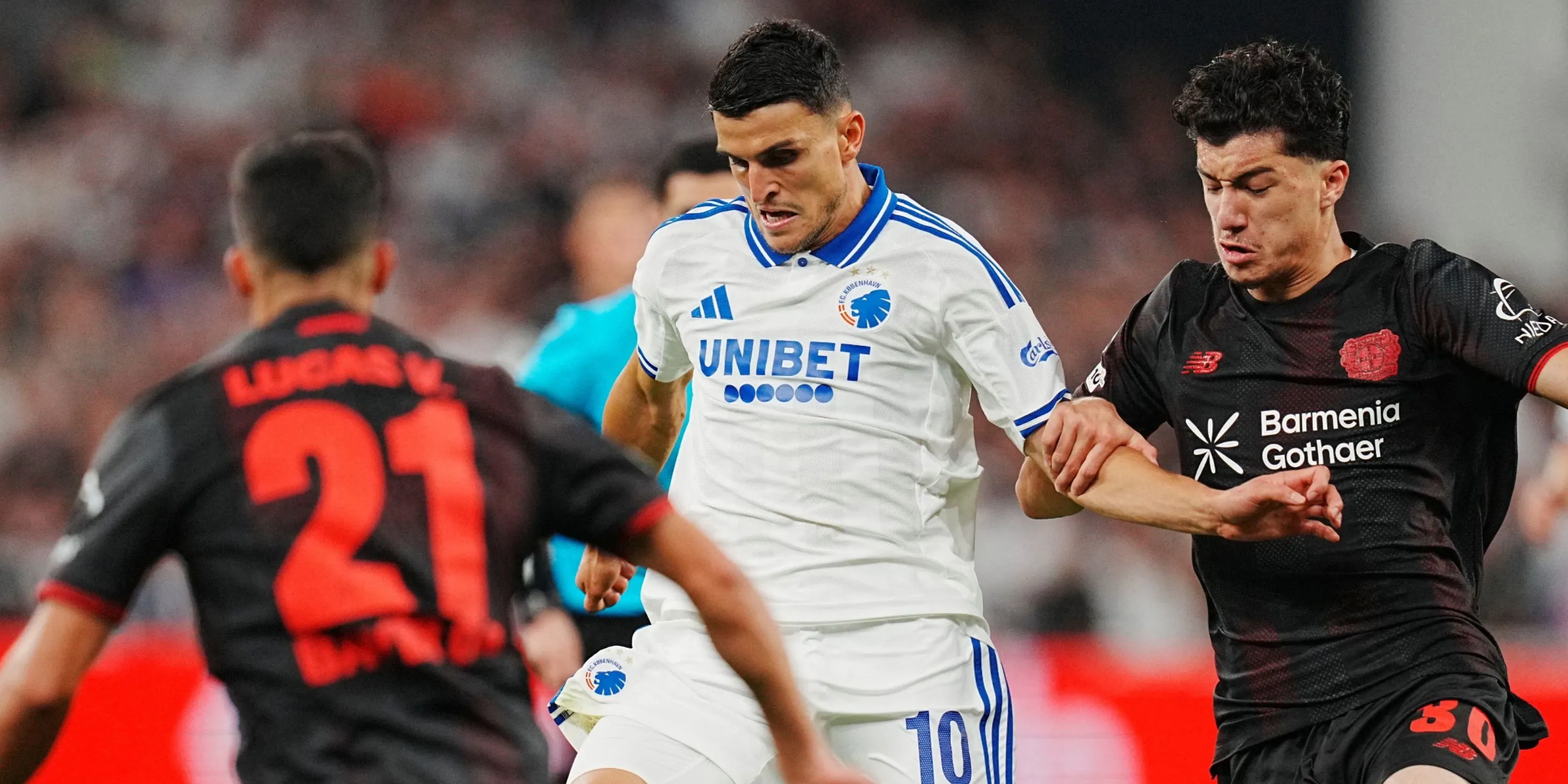 Mohamed Elyounoussi và các cầu thủ Copenhagen chuẩn bị cho trận đấu tại London