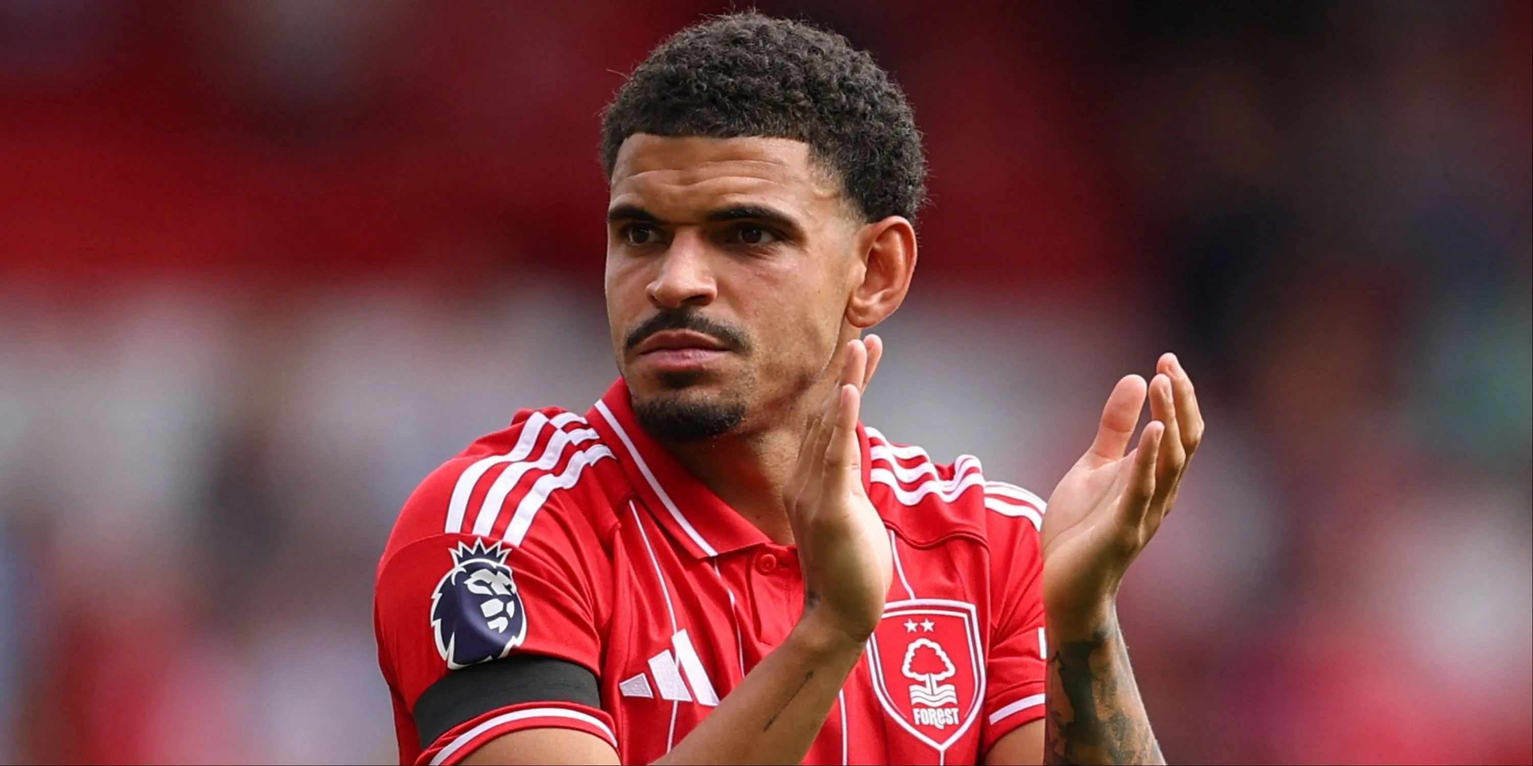 Morgan Gibbs-White đang chuyền bóng cho Nottingham Forest