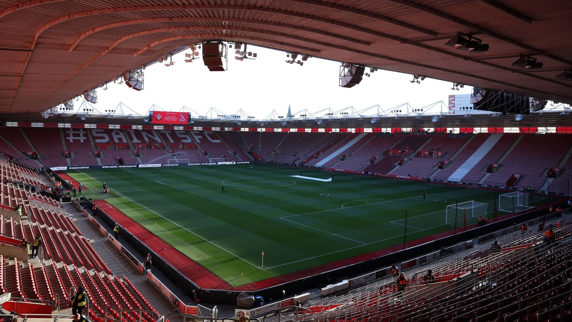 Sân vận động St Mary - căn cứ của Southampton cần một HLV có kinh nghiệm để khuôn phục