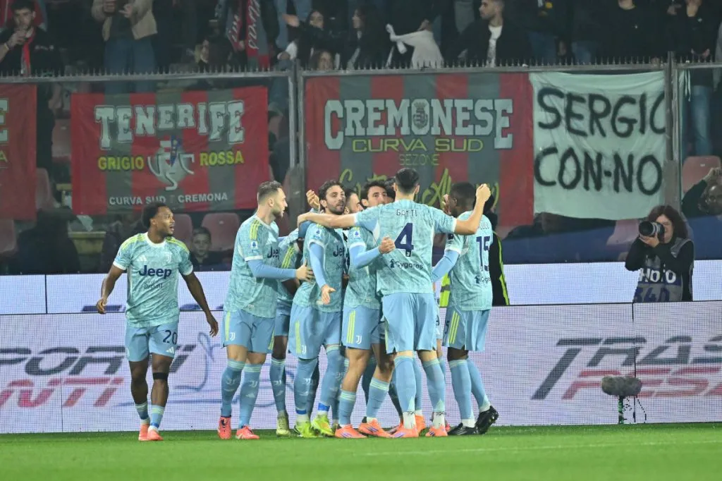 Tiền vệ Filip Kostic của Juventus ăn mừng bàn thắng 0-1 tại Cremonese