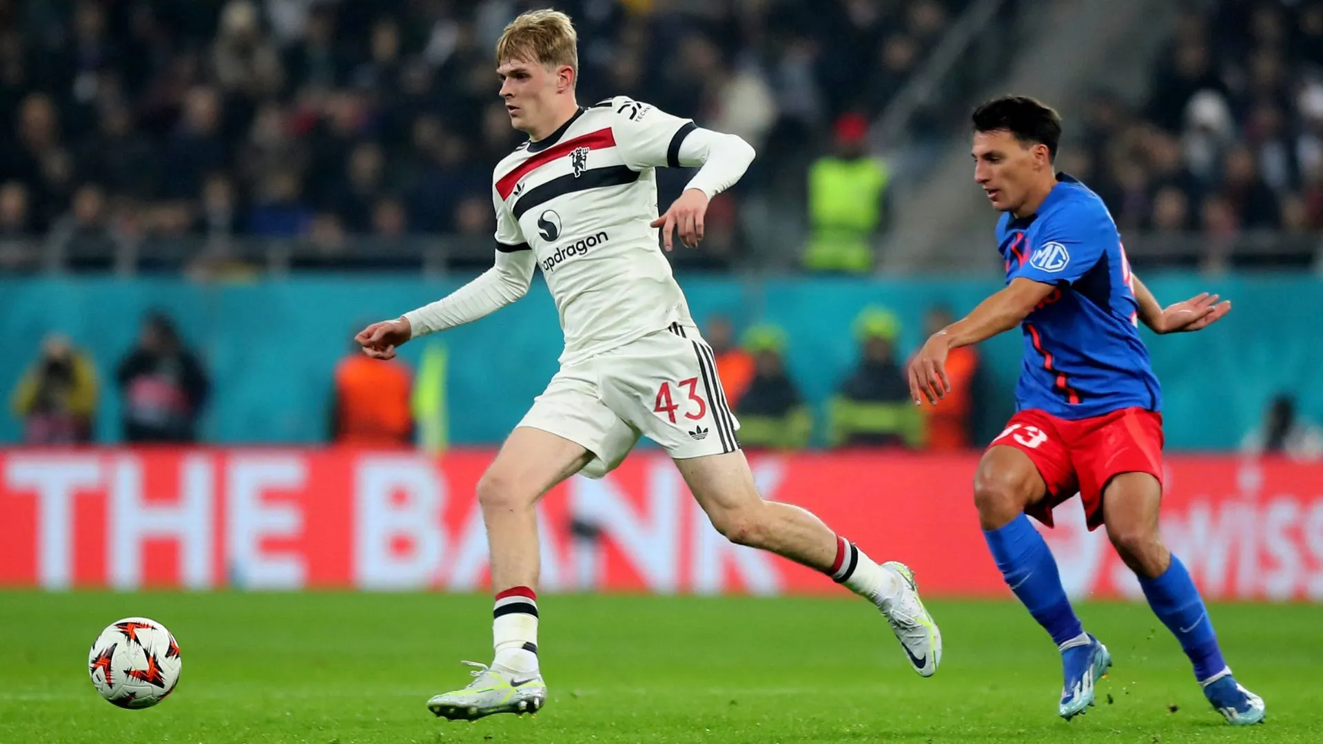 Toby Collyer trong trang phục Manchester United, cầu thủ cho mượn đang chịu chấn thương