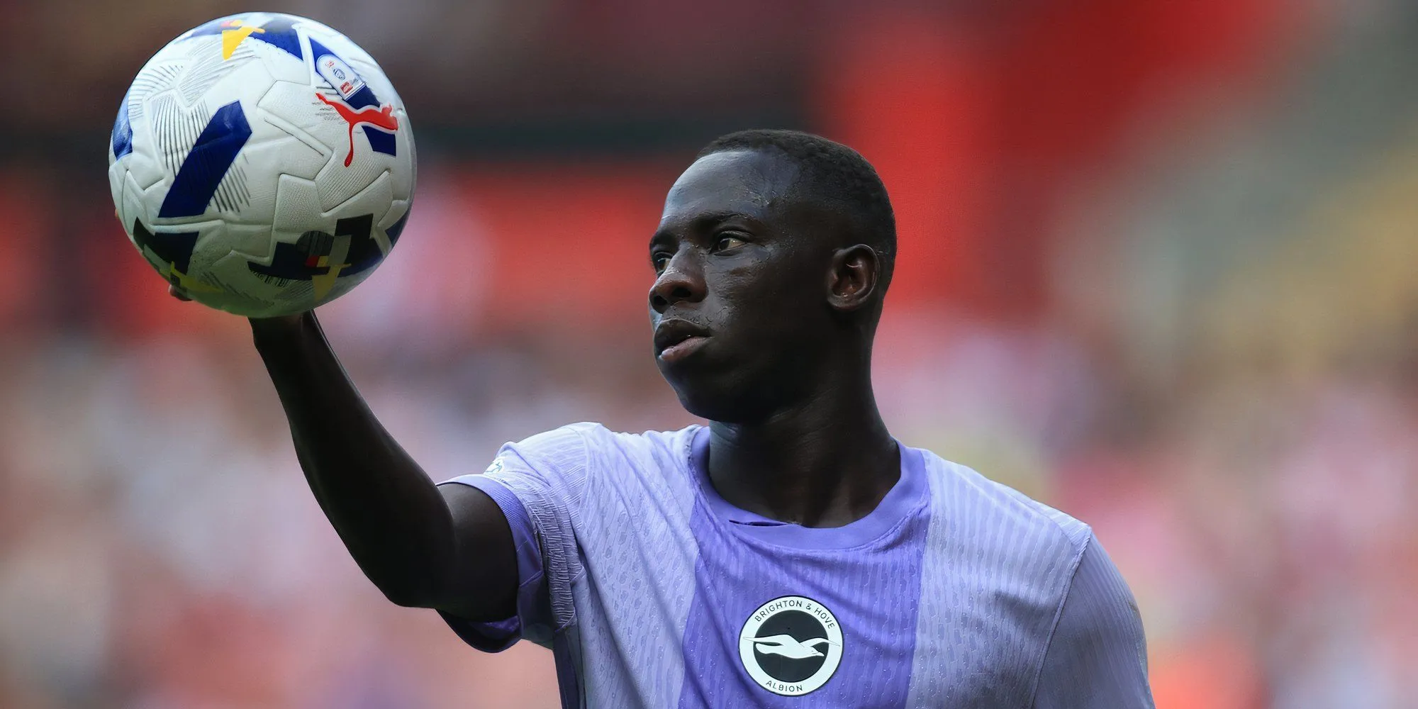 Yankuba Minteh tươi cười trong buổi tập của Brighton & Hove Albion